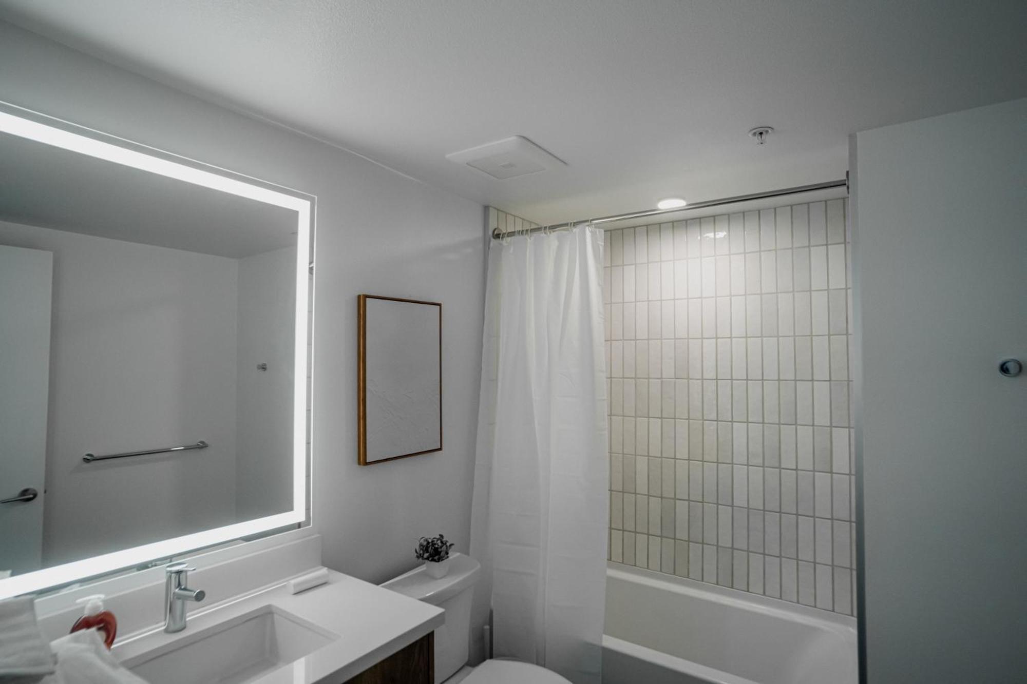 Chic Urban Retreat In Heart Of La, 2 Bedroom And 1 Loft Hotel